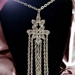 A beautiful vintage necklace in a rich silver/gunmetal colortone.